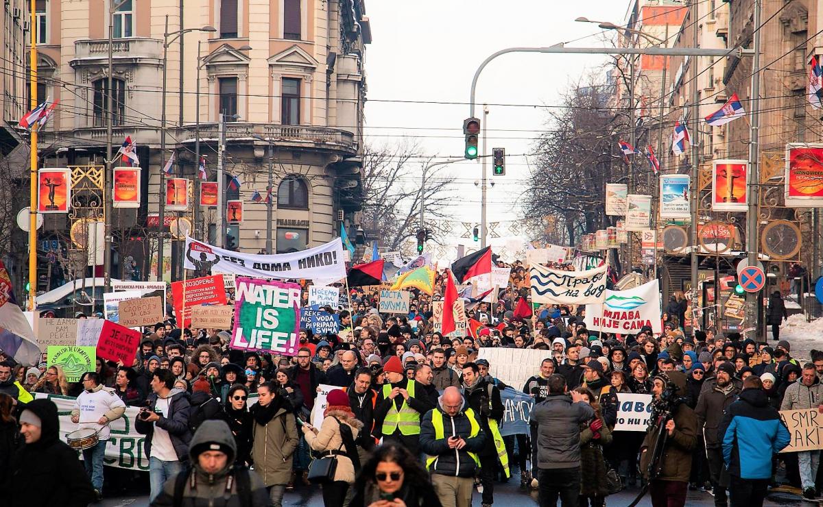 Etwa 5000 Personen demonstrierten am Sonntag in Belgrad gegen den geplanten Bau von hunderten Wasserkraftwerken in Serbien © Radomir Duvnjak