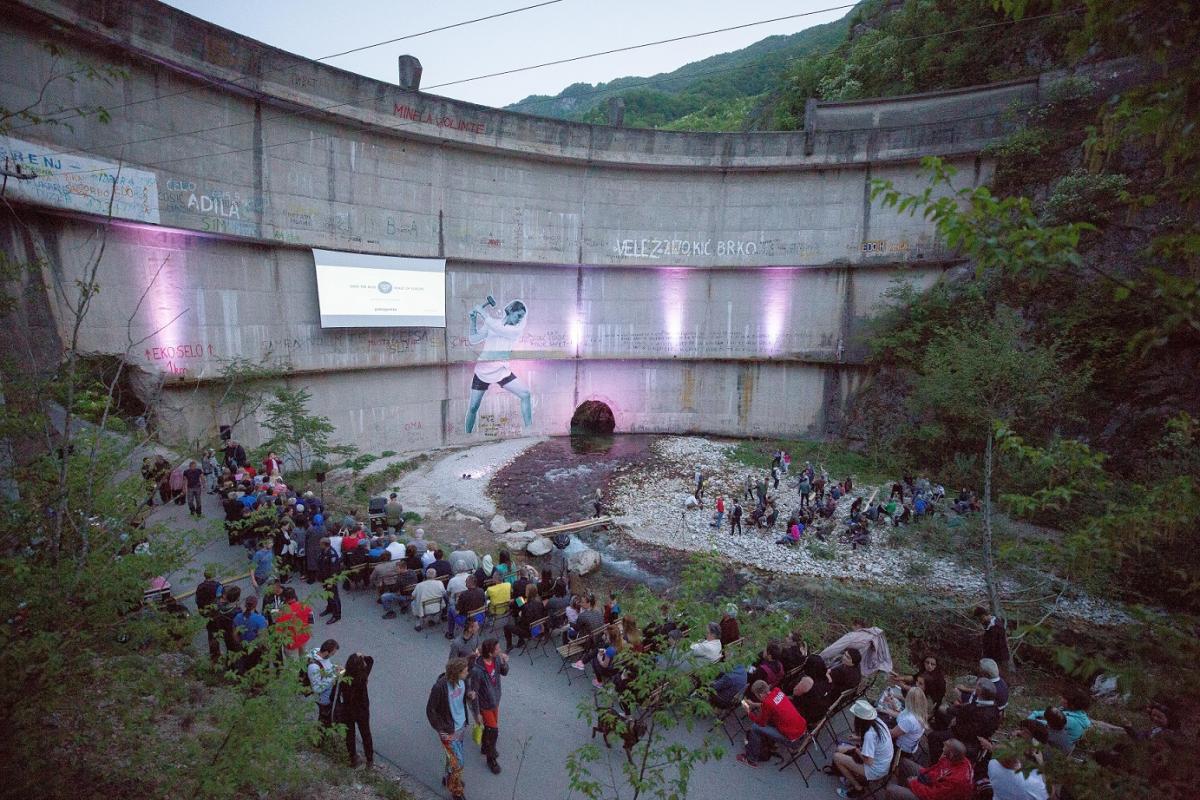 Die Premiere fand vor ungewöhnlicher Kulisse statt: der löchrige Idbar Staudamm in Bosnien-Herzegowina © Jelle Mul