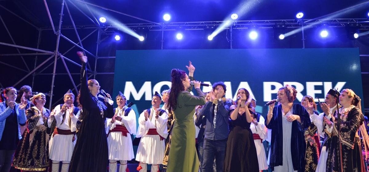 The grand finale – all singers sing together for the protection of Europe’s last wild river © Moris Rama