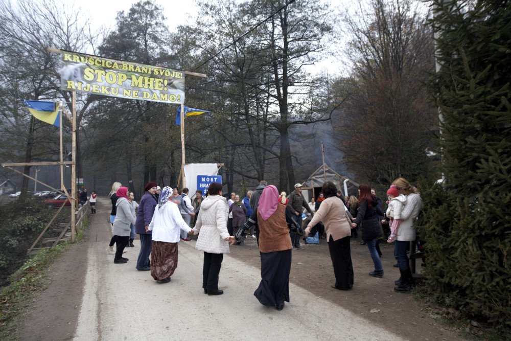 Die tapferen Frauen von Kruščica feiern ihren Sieg und verlassen nach über 500 Tagen und Nächten die Brücke. © Sediva fotografie/ Arnika