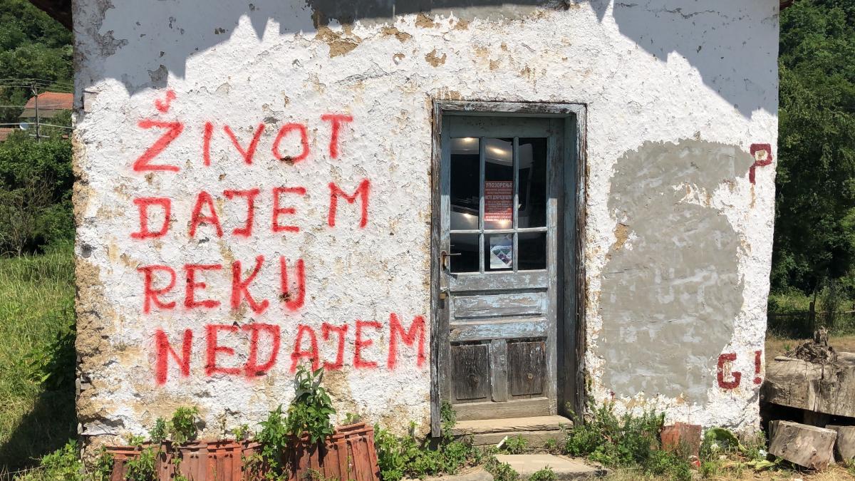In vielen betroffenen Gemeinden in Serbien ist die Botschaft omnipräsent: "Wir geben unser Leben, aber nicht unseren Fluss" © Sanja Kljajic
