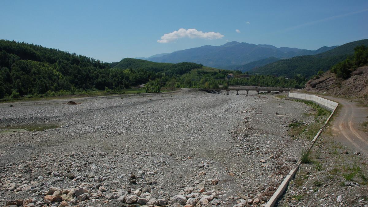 The riverbed has dried up completely below the dam © Bankwatch